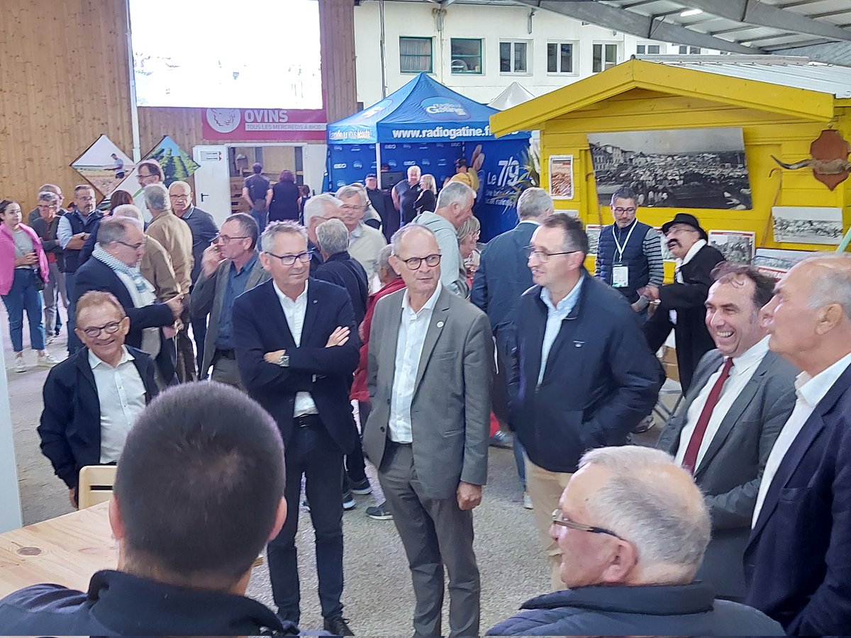 DouatRemi's tweet photo. Inauguration du festival de l'élevage et de la Gastronomie de Parthenay.
La @MFRPOITOU était aux côtés des MFR 79, @chambreagriculture,
@ParthenayGatine pour un grand week-end ou l'agriculture va briller ! https://t.co/2Qn52gfssZ