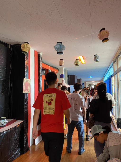 息子の学祭に行ってきました!こういう学校にはもう縁のない年齢だけどお祭りの雰囲気好きみんな楽しそう!息子はモグラ叩きのモグラ役やってました笑