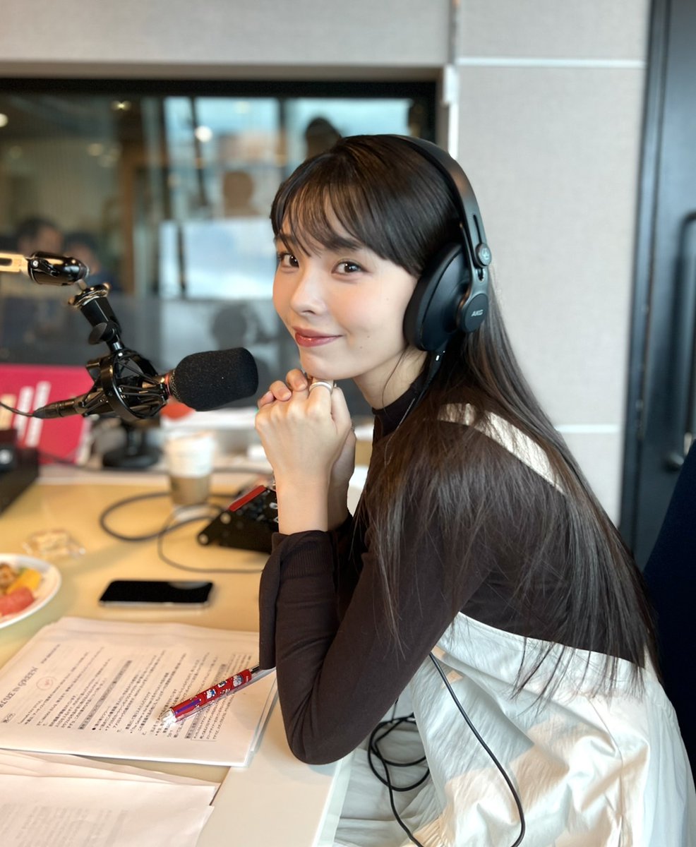 thori_treads's tweet photo. Thank you to J-WAVE for inviting Kawaguchi Yurina. It didn't feel like 3hours at all. I discovered new songs from other artists, too.
And thank you, Yurina, for your hard work! You did really well for your 1st time as navigator. おめでとう! 🩷📻
#jwave #blue813 #川口ゆりな https://t.co/EhriSk3UuI