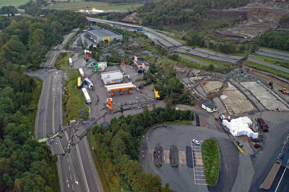 Large landslide on the E6 highway near Stenungsund on the Swedish West Coast tonight. 3 injured when their cars fells in. The infrastructure disruption will be massive. I'm guessing — largest Swedish landslide since 2006, when the E6 collapsed at Småröd.