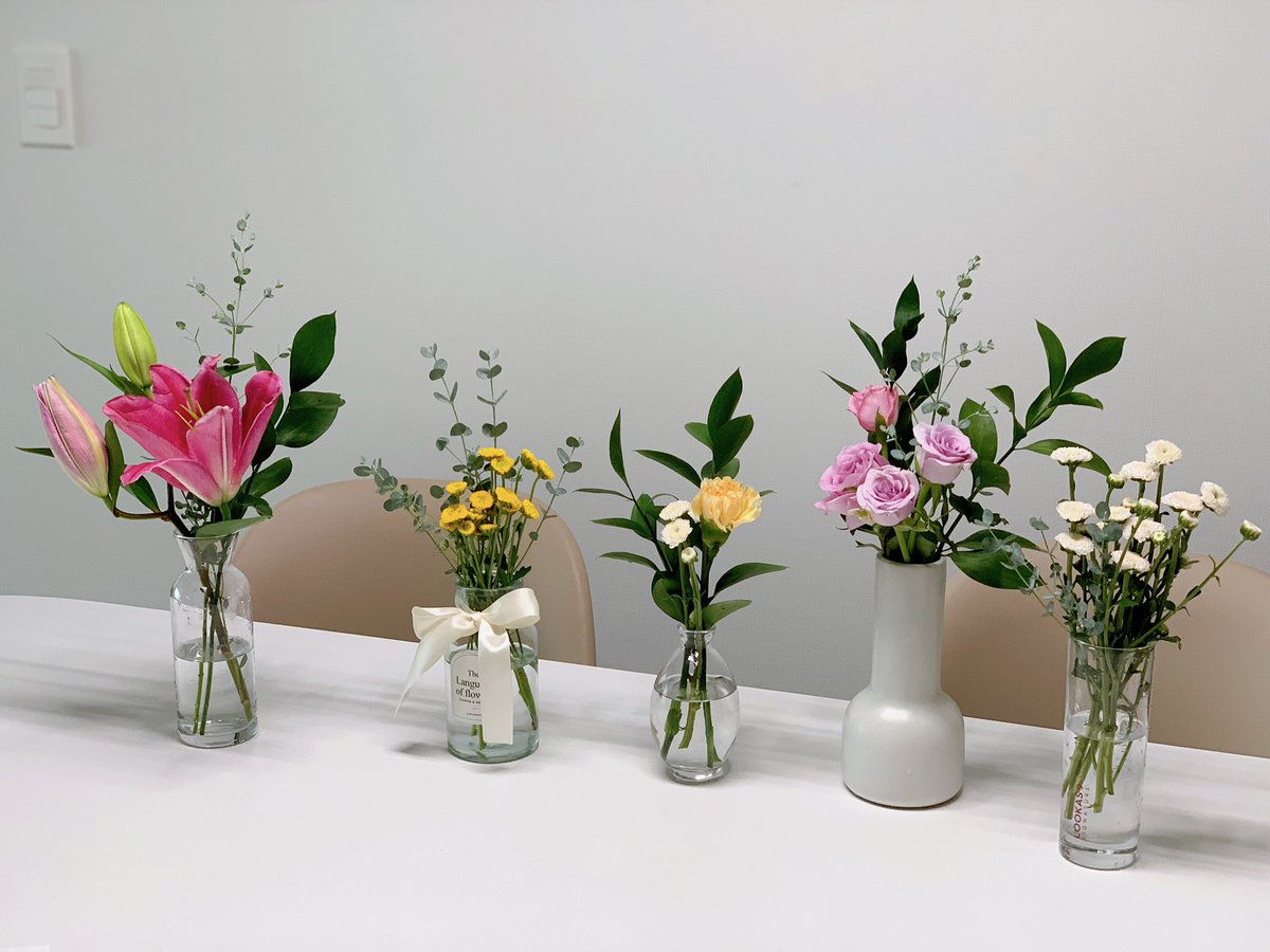 꽃다발 9900원 무료배송이라고 해서 사봤는데 
구성이 너무 알차서 놀람😮
신나서 화병에 꽃아주깅🤭
루스커스는 추가로 구매했는데 
너무 꽃들과 잘 어울려서  
혼자 뿌듯해 하는 중 입니다( ¤̴̶̷̤́ ‧̫̮ ¤̴̶̷̤̀ )