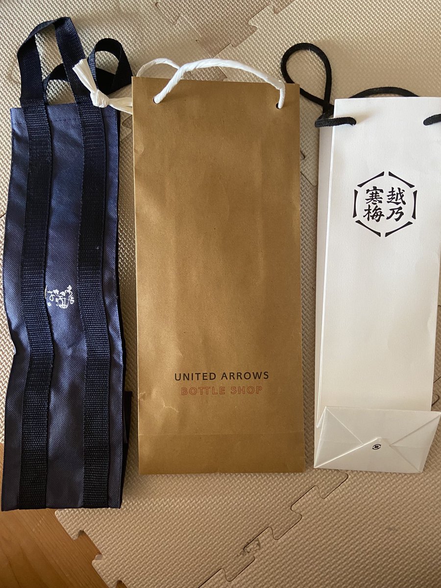 AoSPxrYEAAU5Jv1's tweet photo. 購入記念に飾っておいた日本酒グッズたち🍶
大掃除によりしぶしぶ廃棄するので記念撮影📷
※瓶用袋は残しておきます
また会いましょう。
#大洋酒造
#大洋盛
#油長酒造
#風の森
#鍋島
#富久千代酒造
#hacco
#united
#arrows
#はせがわ酒店
#越乃寒梅
#石本酒造 https://t.co/hSiOWfacvl