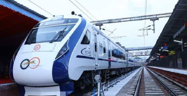 राजस्थान को मिली चौथी वंदे भारत ट्रेन  उदयपुर से जयपुर के बीच चलेगी वंदे भारत, प्रधानमंत्री मोदी कल राजस्थान को देंगे सौगात, अभी तक वंदे भारत ट्रेन का चल रहा ट्रायल रन । <a href="/narendramodi/">Narendra Modi</a>