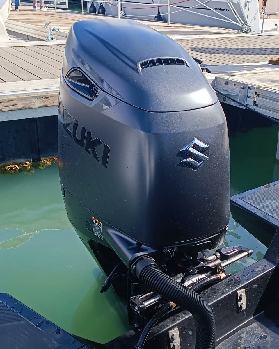 testanddriving's tweet image. Il paraît que l'on se bonifie avec le temps. C'est vrai selon vous ? Rencontre incroyable avec ce Suzuki Vitara de première génération sur le parking du Grand Pavois 2023 à la Rochelle. L'occasion d'y découvrir le stand de Suzuki Marine. @SuzukiMarine_fr @GrandPavois