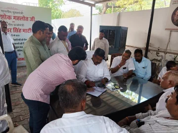 Nispakshbharat5's tweet photo. #Jaipur राजस्थान बेरोजगार एकीकृत महासंघ के अध्यक्ष उपेन यादव ने आज ऊर्जा मंत्री @BSBhatiInc से एक बैठक में बिजली विभाग में नए पदों को भरने की मांग की।
@TheUpenYadav #Rajasthan #Congress @INCIndia @ashokgehlot51 https://t.co/v4KRUiSiRz