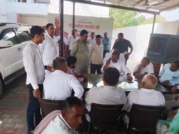 Nispakshbharat5's tweet photo. #Jaipur राजस्थान बेरोजगार एकीकृत महासंघ के अध्यक्ष उपेन यादव ने आज ऊर्जा मंत्री @BSBhatiInc से एक बैठक में बिजली विभाग में नए पदों को भरने की मांग की।
@TheUpenYadav #Rajasthan #Congress @INCIndia @ashokgehlot51 https://t.co/v4KRUiSiRz