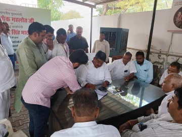 Nispakshbharat5's tweet photo. #Jaipur राजस्थान बेरोजगार एकीकृत महासंघ के अध्यक्ष उपेन यादव ने आज ऊर्जा मंत्री @BSBhatiInc से एक बैठक में बिजली विभाग में नए पदों को भरने की मांग की।
@TheUpenYadav #Rajasthan #Congress @INCIndia @ashokgehlot51 https://t.co/v4KRUiSiRz