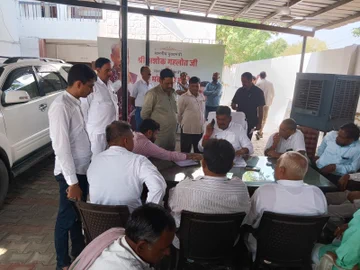 Nispakshbharat5's tweet photo. #Jaipur राजस्थान बेरोजगार एकीकृत महासंघ के अध्यक्ष उपेन यादव ने आज ऊर्जा मंत्री @BSBhatiInc से एक बैठक में बिजली विभाग में नए पदों को भरने की मांग की।
@TheUpenYadav #Rajasthan #Congress @INCIndia @ashokgehlot51 https://t.co/v4KRUiSiRz