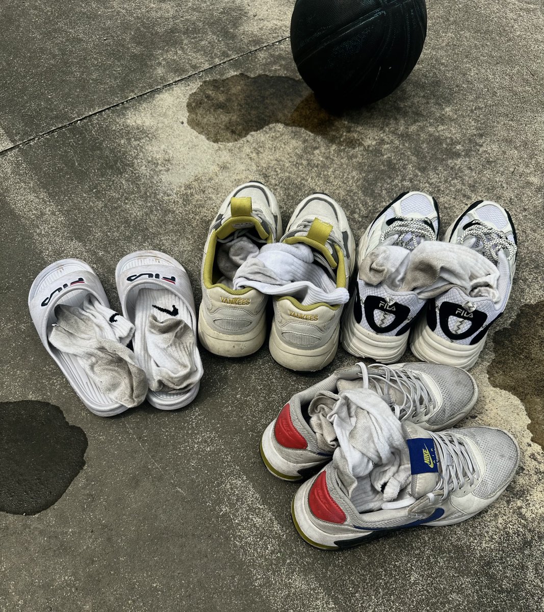 ccddcd_'s tweet photo. 襪子現貨 都是打好幾天的球脫下來密封🥵 還有直男球友的🏀
#直男 #原味襪 #學生 https://t.co/bBM570648m