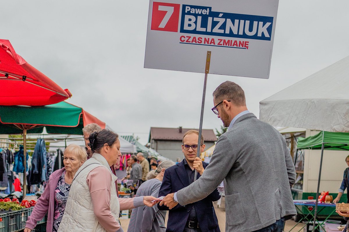 PawelBlizniuk's tweet photo. Dziękuję za rozmowy! Dużo pozytywnej energii na rynku w Andrespolu. Działamy dalej 🔥 #czasnazmiane #Andrespol https://t.co/4V4Qo9dotN