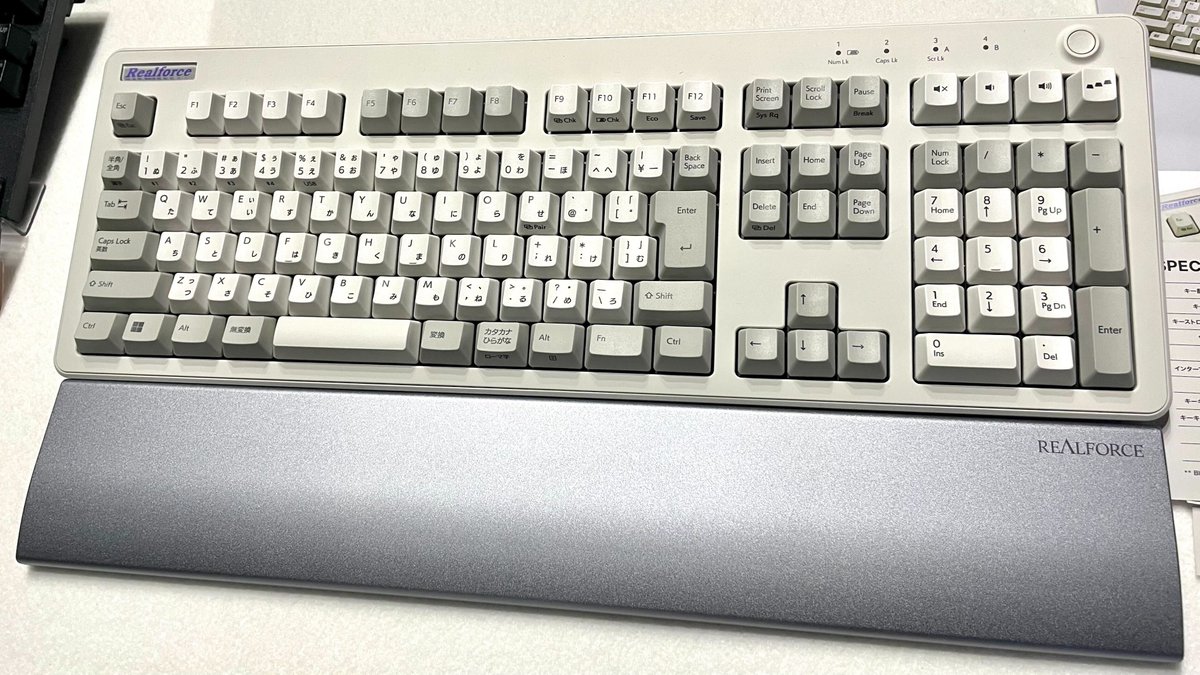 BestOne_jp's tweet photo. 【⚡REALFORCEブース⚡】

先日発表された 
「ウマ娘 × REALFORCE GX1 Keyboard」 
さっそく見てきました✨
やっぱりめちゃくちゃかわいいですね！！
ちなみにデザインだけでも約半年かかったそうです😳

そして300台限定で発売されている 
初代と同じアイボリー色と紺色のロゴ、パッケージを採用した
『REALFORCE R3』
も展示されていました！
懐かしい感じがしてとても素敵でした✊

そして、アンケート回答で頂ける扇子が最高に使いやすかったです！

#TGS2023