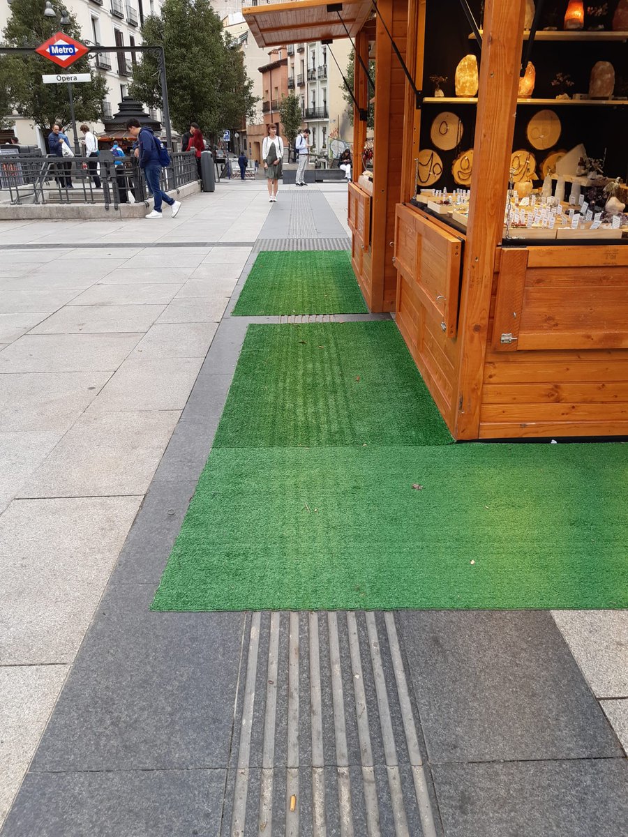 @segiragc <a href="/JMDCentro/">Distrito de Centro</a> <a href="/policiademadrid/">Policía Municipal de Madrid</a> 
Mercadillo en Plaza Isabel II,  por favor ¿podrían hacer cumplir las normas de accesibilidad y supresión de barreras en las zonas podotáctiles? 
Gracias