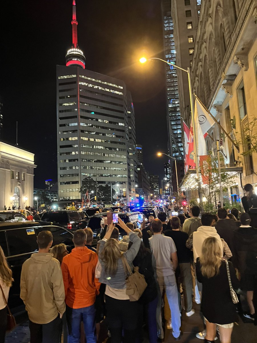 We had no idea the chaos downtown Toronto this evening was PM @JustinTrudeau and @ZelenskyyUa visiting the @FairmontRYH ; it was wonderful to be a part of that experience, welcome @ZelenskyyUa 🇨🇦 hopefully you can feel the love we are sending your way 🙏