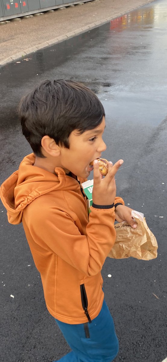 Storasyster &amp; storebror fattar inte hur lillebror kan vara så dum att han följer med pappa varje lördagsmorgon och köper frukost när dom kan ligga kvar i sängen med sina telefoner.

Lillebror varje lördag: