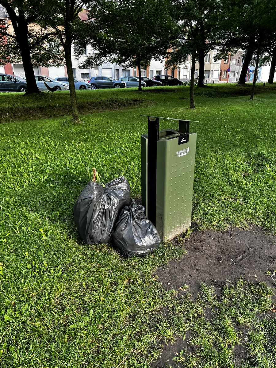 Altijd leuk wandelen aan het Rabot.
Je hond word er ziek van, en ongedierte is er meer dan welkom.

Doe er iets aan,
Want er hangen genoeg camera’s 
Vlak aan het nieuw gerecht..

<a href="/Stadgent/">Stad Gent</a> <a href="/MathiasDeClercq/">mathias de clercq</a> <a href="/De_Mooimakers/">Mooimakers</a>