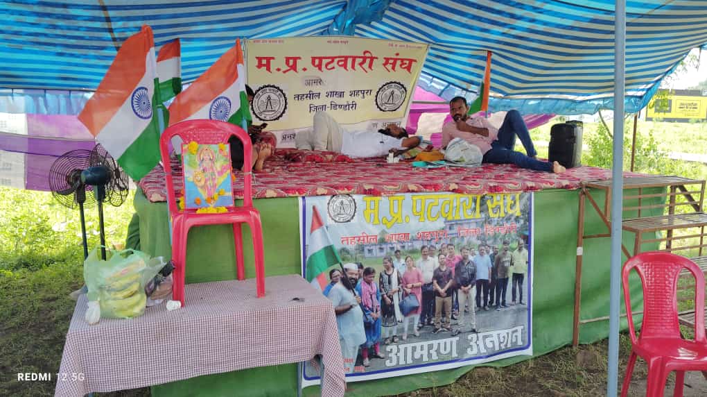 #आमरण_अनशन_2800वेतनमान
#2Day

अनशन पर बैठ गए हैं सारे दीये हमारी चाह के,
उजाले की मांग हैं पर बिना आग और धुएं के ।।

#2800gradepay 
#2800की_घोषणा_पूरी_करो 

<a href="/CMMadhyaPradesh/">Chief Minister, MP</a>
<a href="/PMOIndia/">PMO India</a> 
<a href="/OfficeOfKNath/">Kamal Nath</a>