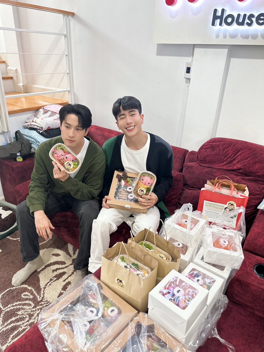 cnonkul's tweet photo. ขอบคุณสำหรับฟู้ตซัพพอร์ตคร้าบบ ❤️ โดยเฉพ���ะอย่างยิ่งข้าวหน้าโฮปราดกะเพราหมู 😑

Thank you for your support! ❤️ especially Hope on the rice 😑 https://t.co/OcxcmhxXGY