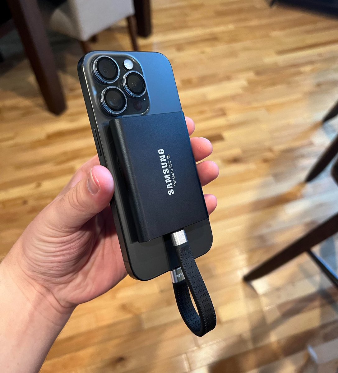 Liandrium's tweet photo. Now that iPhones have type-C - it is time to expand the horizons and look closer at what Samsung can offer.

DIY MagSafe SSD for 4K recording https://t.co/l58gVV33he