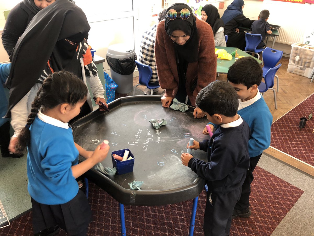 MissGreenArkVic's tweet photo. Reception loved showing their parents how we learn phonics in school. It was wonderful to see them learning together👩👦👨👦 #parentworkshop #phonicstime @eyfsarkvic @arkvicprimary @ArkVicAcademy https://t.co/A45g5l5IzD
