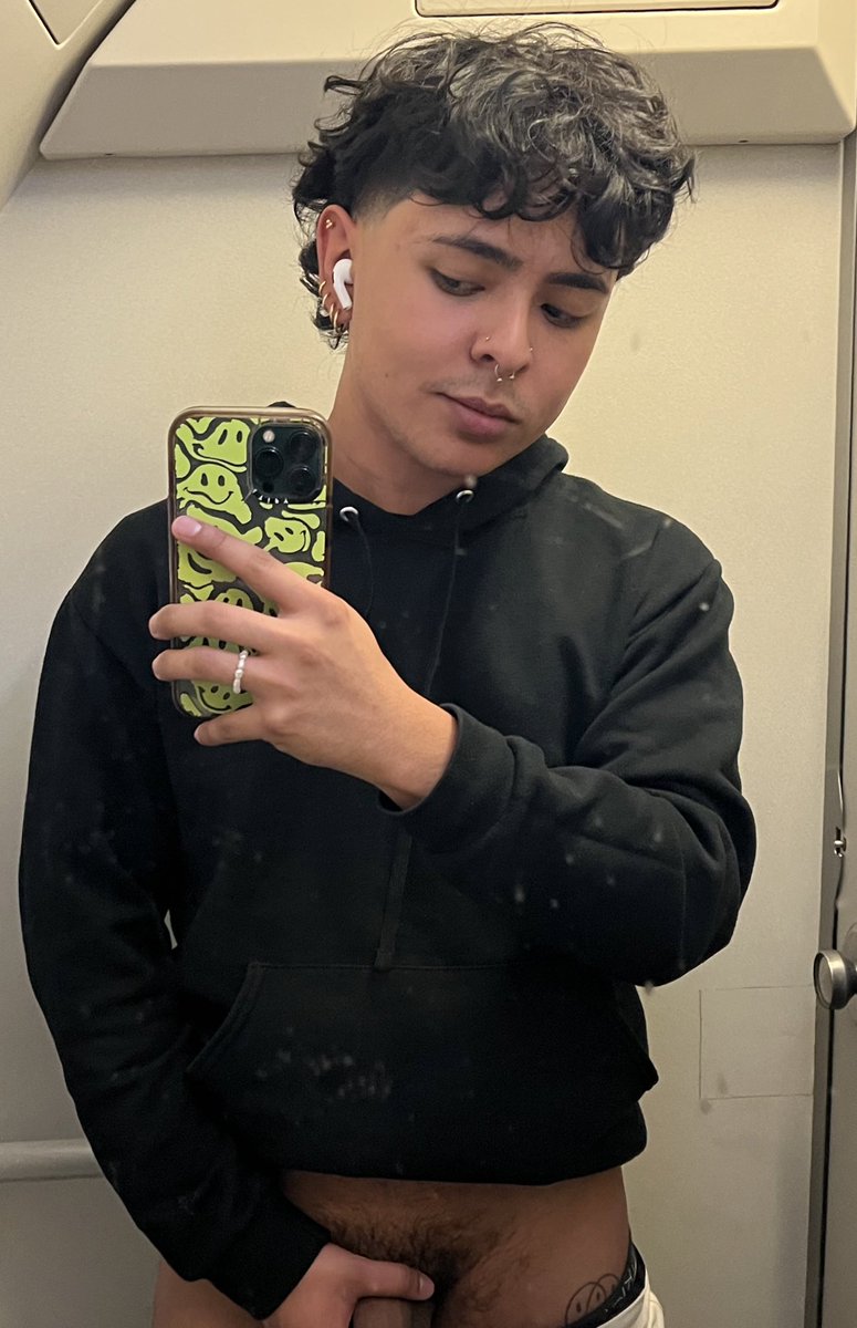 Manny Delgado on X: meet me in the bathroom✈️ … t.coLYVcoeJ4AO  t.coayQErSRnf3  X