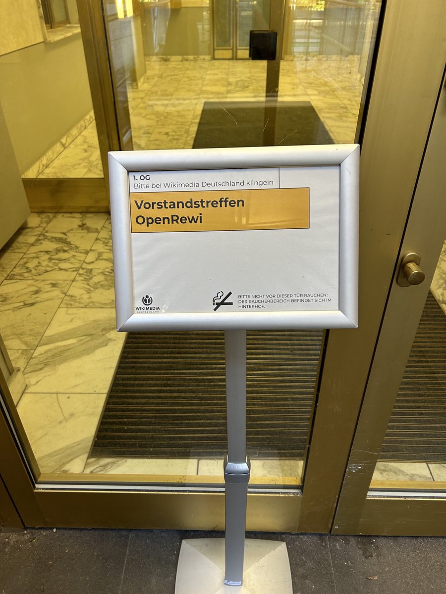 OpenRewi's tweet photo. Heute trifft sich der Vorstand von #OpenRewi in Person in Berlin ☀️ mit @nikolaseisentr1 @nachtigall_rhea @SaskiaEbert09 @goldigoldgold @Wasnick_Lars @EllenEuler / nicht dabei sein kann leider @ValentinaChiof3 (Urlaub muss auch mal sein). Auf eine gute Sitzung! https://t.co/xwGV9wbo0B