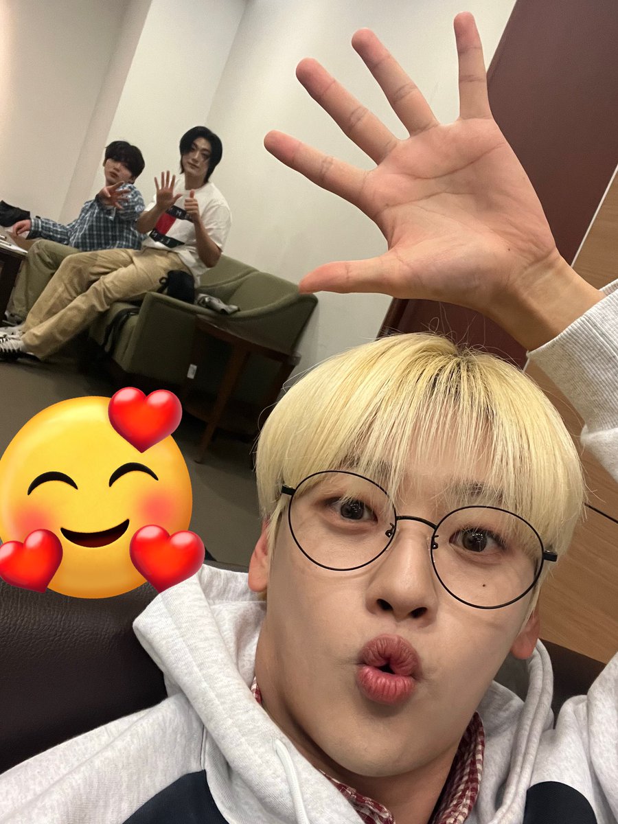 오늘의 위아이 팬사인회 순서🌱

화창한 토요일 햇살처럼 빛나는 위아이와 함께해요👐🏻

#위아이 #WEi
#Eternally #질주 #OVERDRIVE