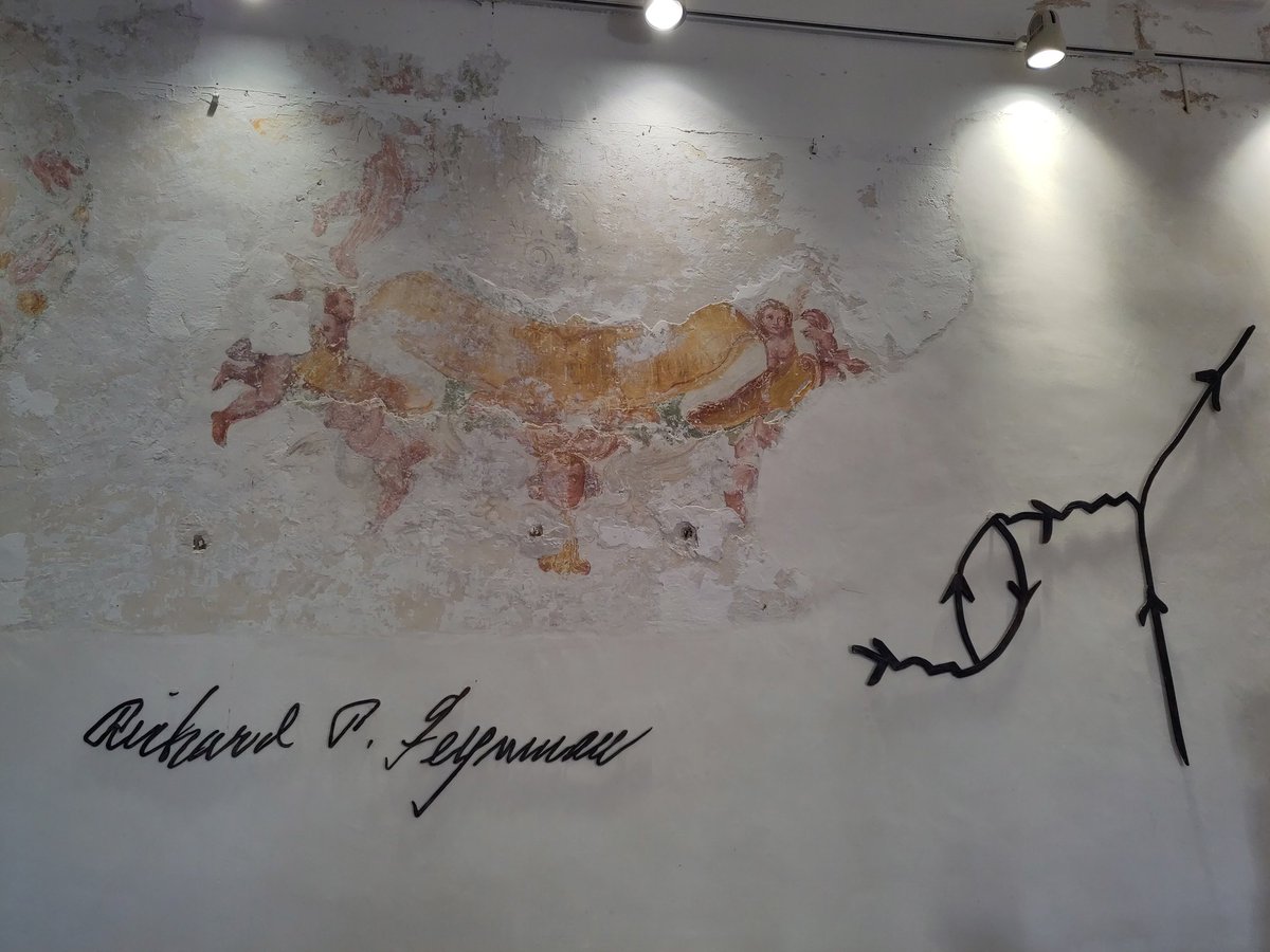 The Feynman lecture hall in #Erice contains some old frescos. Feynman diagrams, art and scattering amplitudes in the same session.