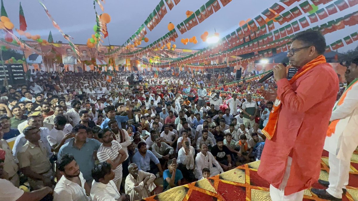 DrSatishPoonia's tweet photo. बहरोड़ में ‘परिवर्तन संकल्प यात्रा–4’ का समापन नहीं, बल्कि यह कांग्रेस का राजस्थान में हमेशा के लिए समापन और भारतीय जनता पार्टी का प्रचंड उदय का शंखनाद है।

#बहरोड़_मुंडावर_जनसभा
#ParivartanSankalpYatra https://t.co/GqvsB22pUh