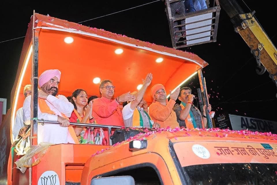DrSatishPoonia's tweet photo. बहरोड़ में ‘परिवर्तन संकल्प यात्रा–4’ का समापन नहीं, बल्कि यह कांग्रेस का राजस्थान में हमेशा के लिए समापन और भारतीय जनता पार्टी का प्रचंड उदय का शंखनाद है।

#बहरोड़_मुंडावर_जनसभा
#ParivartanSankalpYatra https://t.co/GqvsB22pUh