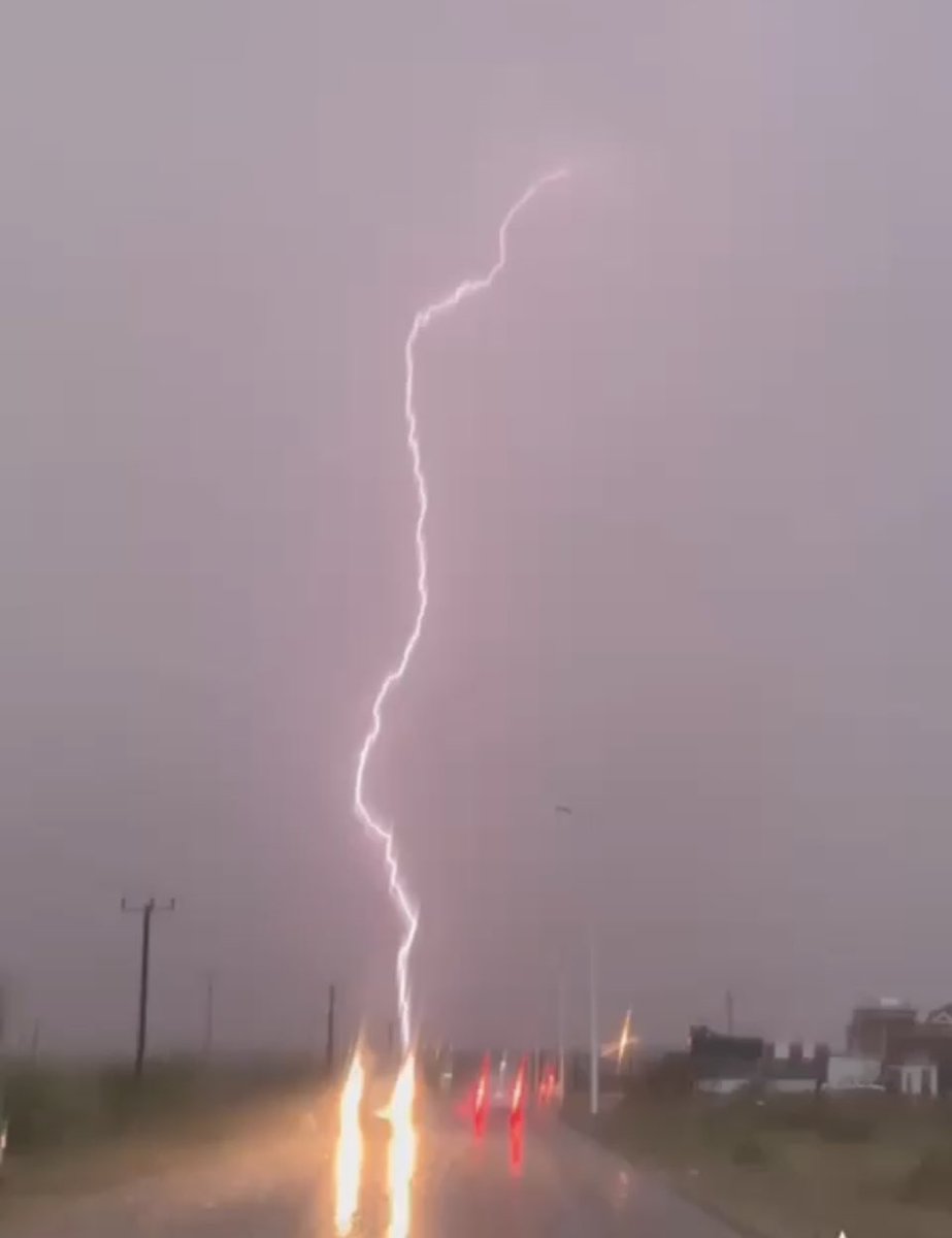 ما شاء الله تبارك الله جازان تعيش موسم ممطر حيث لها شهر والامطار يوميا ومازال للخير بقيه  تتلقى دعم رطوبي من القرن الافريقي من مناطق استوائية بالاضافه للدور الكبير للبحر الاحمر يدعم رطوبي  هذه مؤشرات لموسم رائع الخير مستمر ي اهل جازان الابتعاد عن الاوديه والانتباه من الصواعق