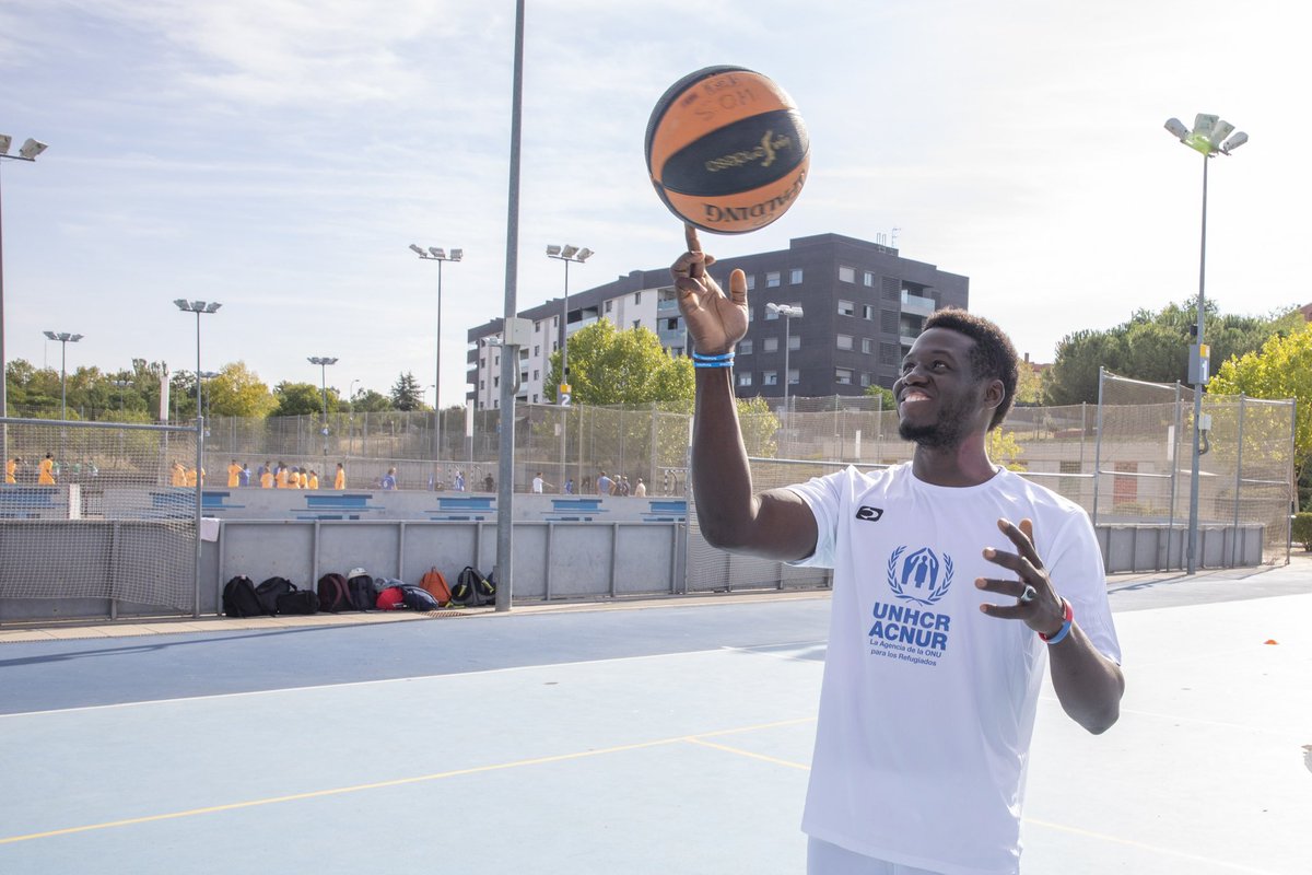 Deportistas #SpecialOlympics y refugiados comparten una mañana de deporte hoy en Alcobendas en una actividad organizada por Special Olympics España @eACNUR , @Alcobendas_ayto , Car Alcobendas y la colaboración de @lionsclubs . Unamos fuerzas por la inclusión