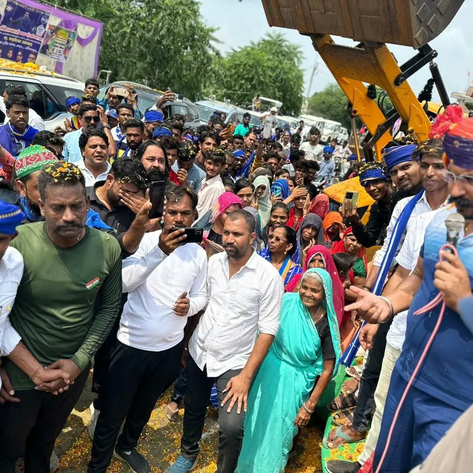 ASP4CG's tweet photo. "संविधान बचाओ यात्रा" का आज पांचवा दिन 
जिला रतलाम (पिपलिया सिसोदिया) में माननीय राष्ट्रीय अध्यक्ष चन्द्र शेखर आजाद का भव्य स्वागत हुआ । https://t.co/coVjUy3u5p