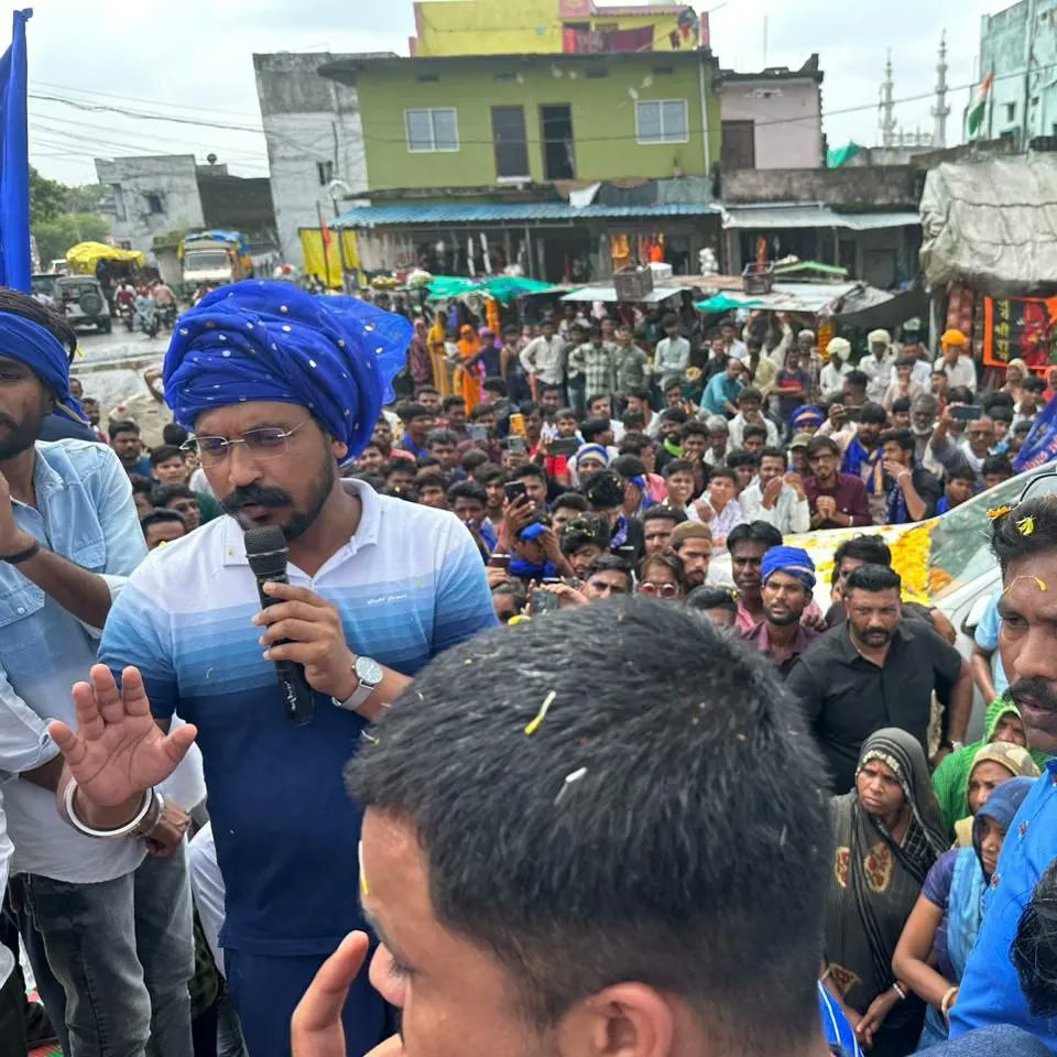 "संविधान बचाओ यात्रा" का आज पांचवा दिन 
जिला रतलाम (पिपलिया सिसोदिया) में माननीय राष्ट्रीय अध्यक्ष चन्द्र शेखर आजाद का भव्य स्वागत हुआ ।