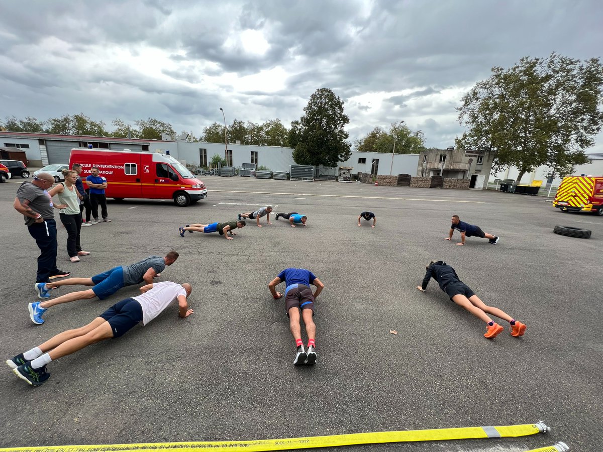 SDIS71's tweet photo. #SPORT🏃♀️Poids et haltères au vestiaire pour ces exercices de préparation physique adaptés à l’opérationnel, réalisés avec du matériel pompier !
➡15 jours de formation des éducateurs d'activités physiques #EAP2 pour 11 stagiaires venus de 9 départements de la Zone Est. https://t.co/GDRmeHAeFD
