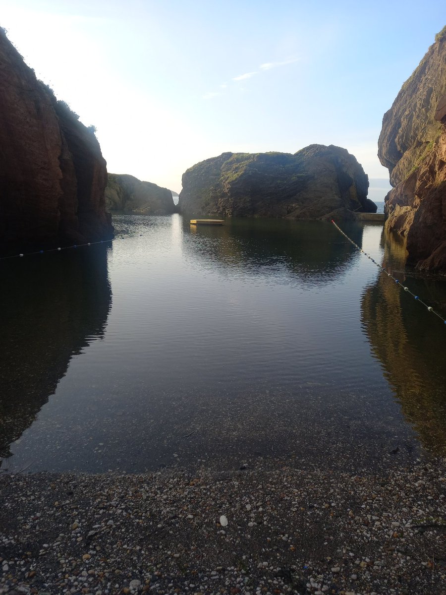 InThePSTsChair's tweet photo. Braved the cold for a morning swim, Wilm Hoff style, in this beautiful mermaid pool. #Devon #mermaidpool #seaswim #burghislandhotel https://t.co/VsSeFTQwj8