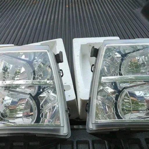 ObsPart's tweet image. Selling as set of headlight7_3chevy silvardo there willfit every model of truck within those year these headlights are in a very good condition, no fogging of lenceno broken mountain tabs.
Available for pickup and delivery to all location 
Message me if interested