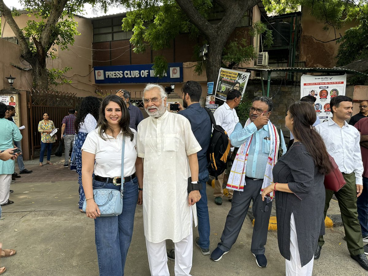 sakshijoshii's tweet photo. पहली बार 
पिता पुत्री ने प्रेस क्लब में एक साथ वोट किया 😊 https://t.co/Jz0a8nE8zy
