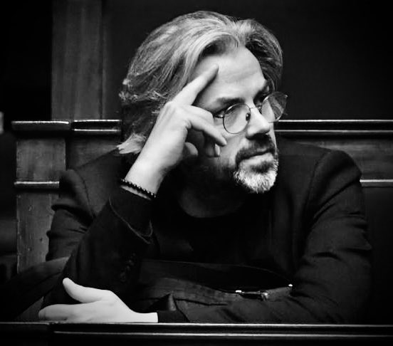 jeromegodefroy's tweet image. Les scandales politiques qui marquent l’opinion publique ne sont pas forcément les énormes escroqueries.

Les petites magouilles du quotidien sont bien plus dommageables. 

Prenez par exemple un député de la gauche radicale qui pleurniche sur les fermetures de classes dans sa