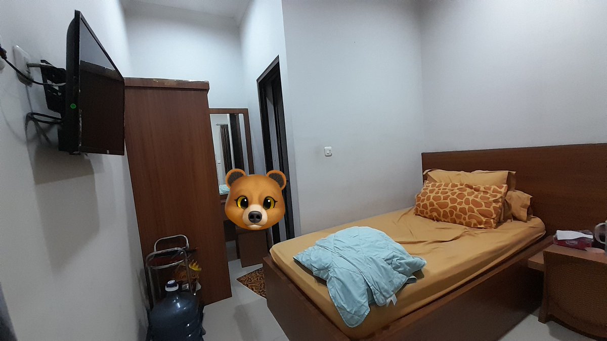 douxsouv's tweet photo. @F2aldi Kost Putri aja namanya😭
Di Antene V no.23, gandaria utara, kbyr baru. 
2jt 
- Ac &amp; tv
- Meja rias set
-Dapur sharing ada kulkas (bersih bgt)
- Ibu penjaganya BAIK BGT COY. Jual galon juga jd aman👌
- Gaada jam malam
- Strategiesztt jalur tj S21 https://t.co/Co7DsIQJLJ