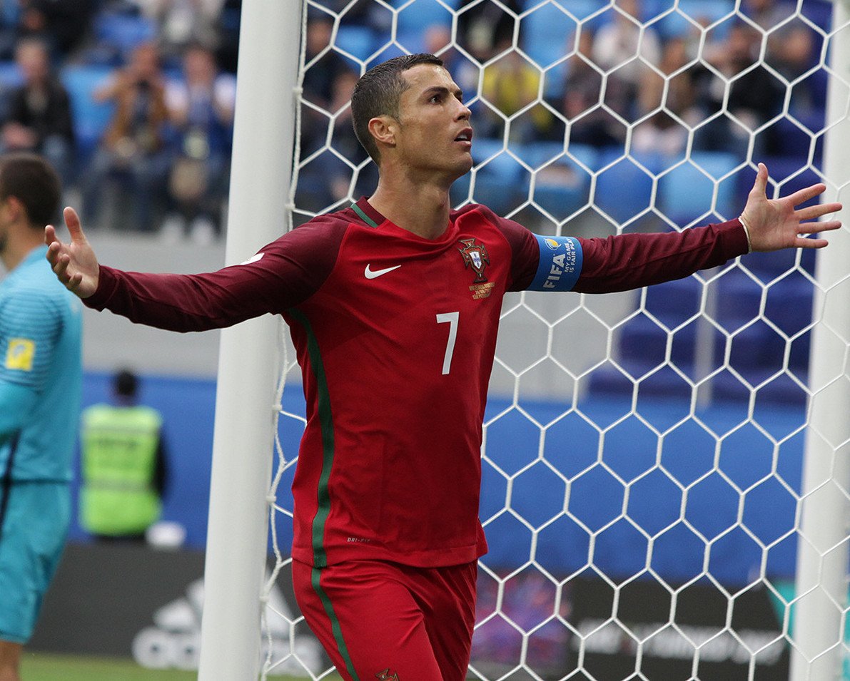 BurinVan's tweet photo. @X3r0123 @fishfiletyou @BarcaWorldwide Ronaldo done this too, it's just a simple hands up celebration, Messi did not invent it ot even popularize it, he just did it https://t.co/zDPPG7ExGW