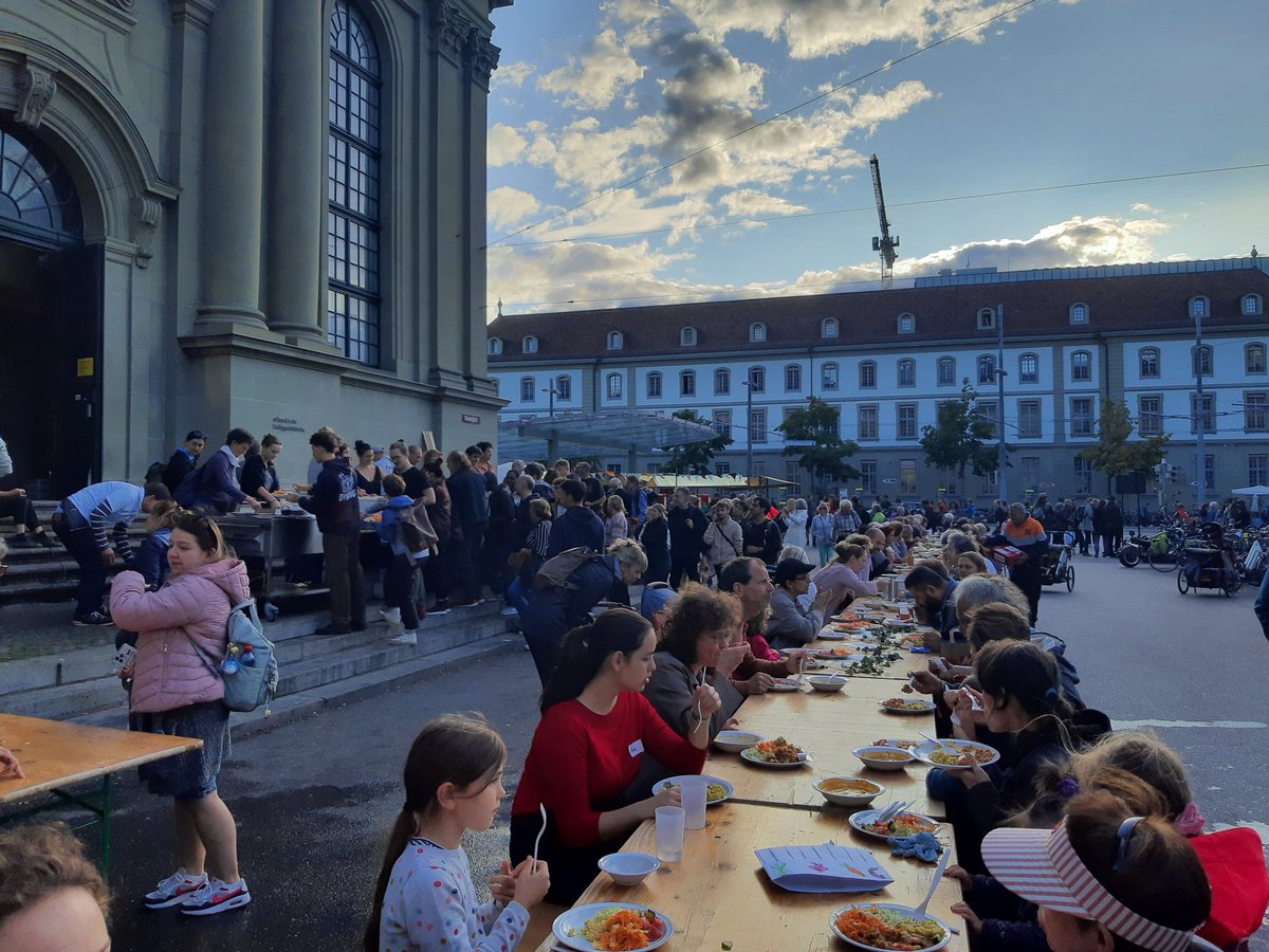 Gestern im Einsatz für ein Herzensanliegen - Foodsave-Bankett auf dem Bahnhofplatz. Und es war im Fall sehr fein - ein grosses Danke an die OrganisatorInnen und die vielen Helfenden! #foodsave