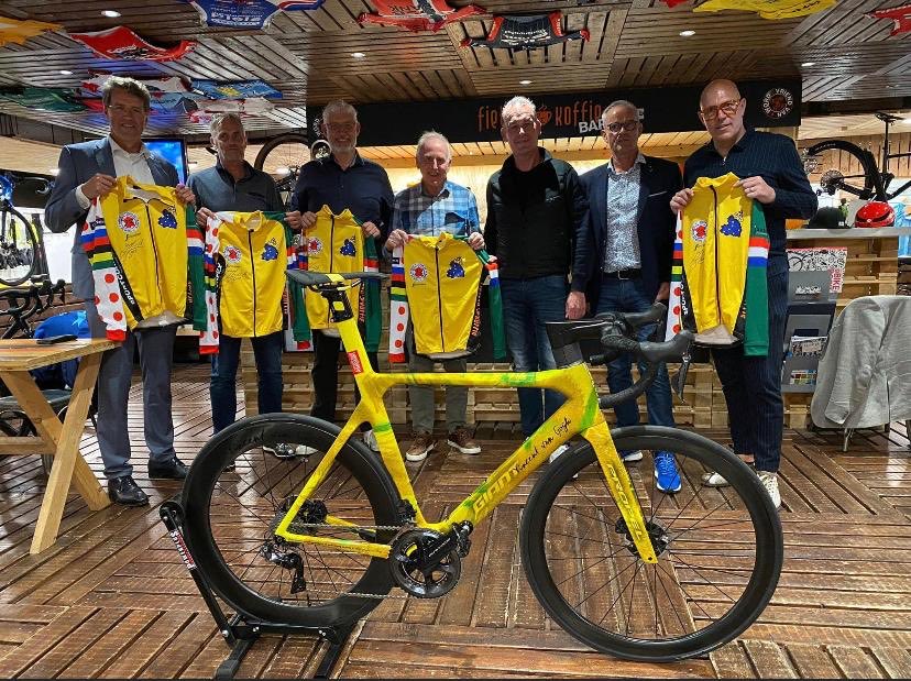 Het was tijdens het ⁦<a href="/EKwielrennen23/">Ek Wielrennen 2023</a>⁩ een mooie avond met Joop Zoetemelk, bescheiden verteller van grootse prestaties. En er werd een uniek wielershirt gepresenteerd door ⁦<a href="/wielertheater/">Wielertheater</a>⁩ .