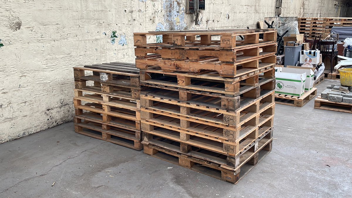 colin_walker68's tweet image. On behalf of @WorthValley #kwvr #locodept many thanks to Adrian of @WishboneBrewery for the kind donation of these spare pallets this week. They will be transformed in to fine lighting up wood sir! #steamraising 🔥🚂 👍#realale