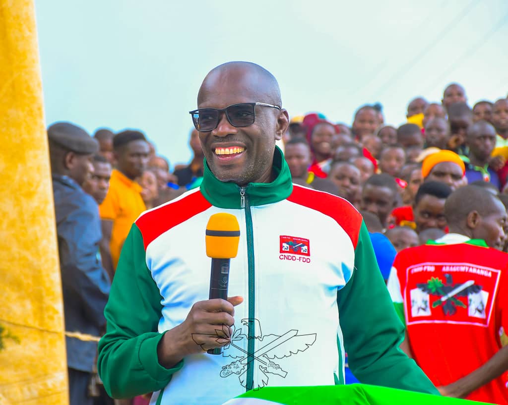 IntumwaNews's tweet image. Le SG du @CnddFdd Très Hon @R_Ndikuriyo poursuit sa tournée dans toutes les zones du #Burundi conformément à la nouvelle délimitation administrative. Ce 22/9/2023, il était dans les zones de la Commune de #Kayanza. Au total, 260 zones  ont été déjà visitées à travers tout le pays