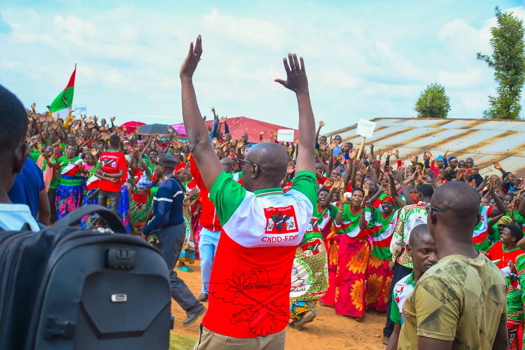 IntumwaNews's tweet image. Le SG du @CnddFdd Très Hon @R_Ndikuriyo poursuit sa tournée dans toutes les zones du #Burundi conformément à la nouvelle délimitation administrative. Ce 22/9/2023, il était dans les zones de la Commune de #Kayanza. Au total, 260 zones  ont été déjà visitées à travers tout le pays