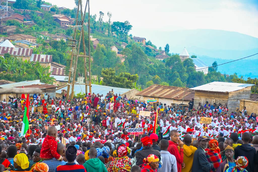 IntumwaNews's tweet image. Le SG du @CnddFdd Très Hon @R_Ndikuriyo poursuit sa tournée dans toutes les zones du #Burundi conformément à la nouvelle délimitation administrative. Ce 22/9/2023, il était dans les zones de la Commune de #Kayanza. Au total, 260 zones  ont été déjà visitées à travers tout le pays