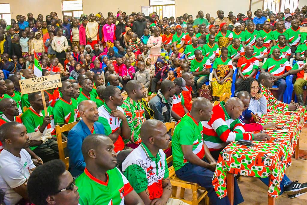 IntumwaNews's tweet image. Le SG du @CnddFdd Très Hon @R_Ndikuriyo poursuit sa tournée dans toutes les zones du #Burundi conformément à la nouvelle délimitation administrative. Ce 22/9/2023, il était dans les zones de la Commune de #Kayanza. Au total, 260 zones  ont été déjà visitées à travers tout le pays