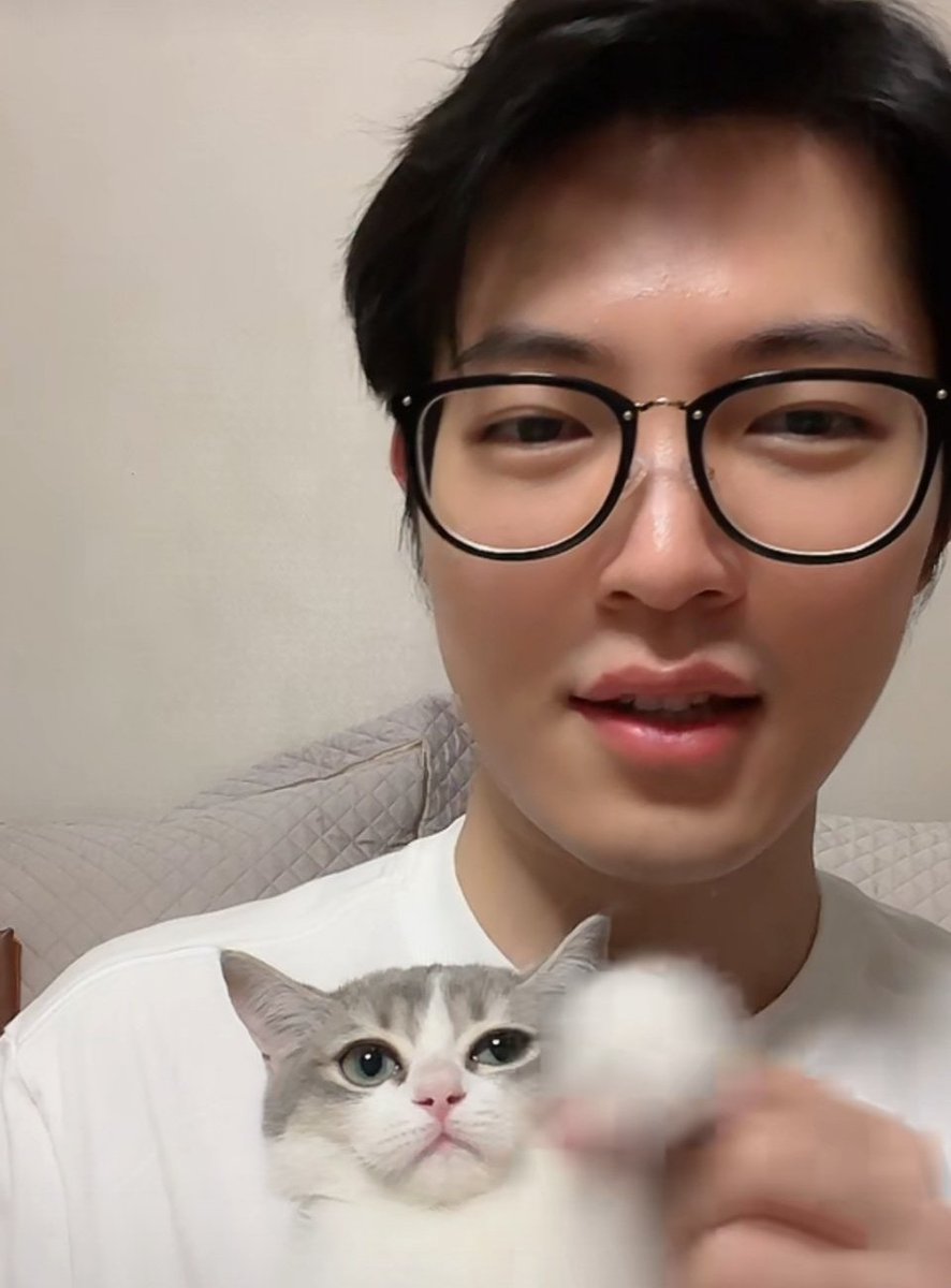 hawopro's tweet photo. mewbo then vs mewbo now
#韩沐伯 #hanmubo https://t.co/lELcatA7Bz