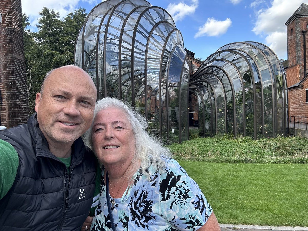raymead's tweet image. Yesterday, I took my Mum to @homeofbombay #BombaySapphireDistillery 
A great day out where you learn about the gin-making process and get to make (and drink) some lovely cocktails. 
Items my 3rd time going and it’s different every time. Great place to go if you’re in #Hampshire