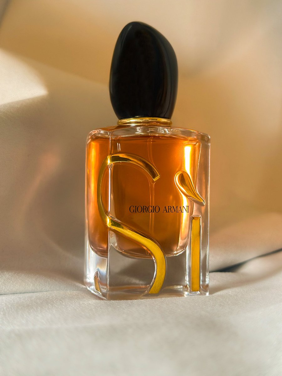 Pruris's tweet photo. น้ำหอมตัวใหม่บ้าน ARMANI หอมมาก. หอมแบบตะโกนจริง. ฉีดปุ๊บทำให้ดูสวยยั่วมีเสน่ห์มาไซร้เพิ่มขึ้นไม่เกินจริง. 

ใครชอบแนวกลิ่นวานิลาอบอุ่นไหม้ๆหน่อย กลิ่น fruity floral ที่ไม่เลี่ยน. กลิ่นติดทนนาน เดินผ่านใครมีทักถาม

Si Eau de Parfum Intense พร้อมวางขายที่ไทยทั่วประเทศ 1 ตุลาคมนี้ https://t.co/GOyI5mCwKe